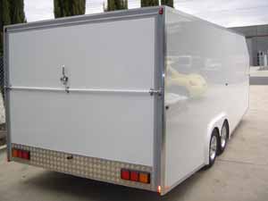 Medium, enclosed tandem axle tag hauler